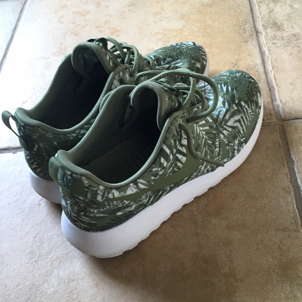 Brand new nike Roche shoes!!!!
